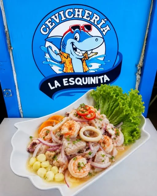 Ceviche mixto servido en La Esquinita