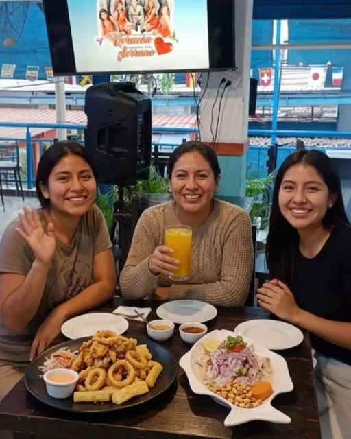 Clientes en la mesa del salón de La Esquina del Mar